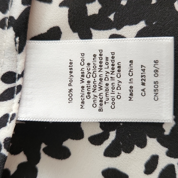 Talbots Medium Petite Black and White Design V Neck 5 Button Front Tie - Picture 6 of 6